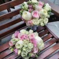 bialo-rozowe-kwiaty-dekoracyjne-na-sale