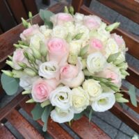 biale-i-rozowe-kwiaty-dekoracyjne-na-sale-weselna-trojmiasto
