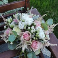 dekoracja-sali-weselnej-bialymi-kwiatami-trojmiasto