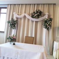 bialo-zlota-dekoracja-sali-weselnej