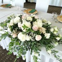 dekoracja-sali-weselnej-bialymi-kwiatami