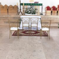 dekoracja-krzesel-przed-oltarzem