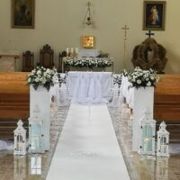 dekoracja-oltarza-oraz-bialy-dywan