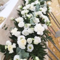 dekoracja-oltarza-kwiatami