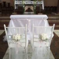 białe krzesła chiawari na slub trojmisto banino szemud